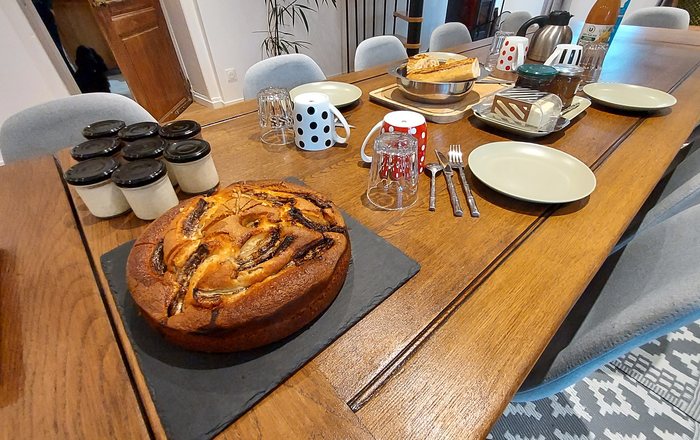 Confitures maison partagées à la table d'hôtes